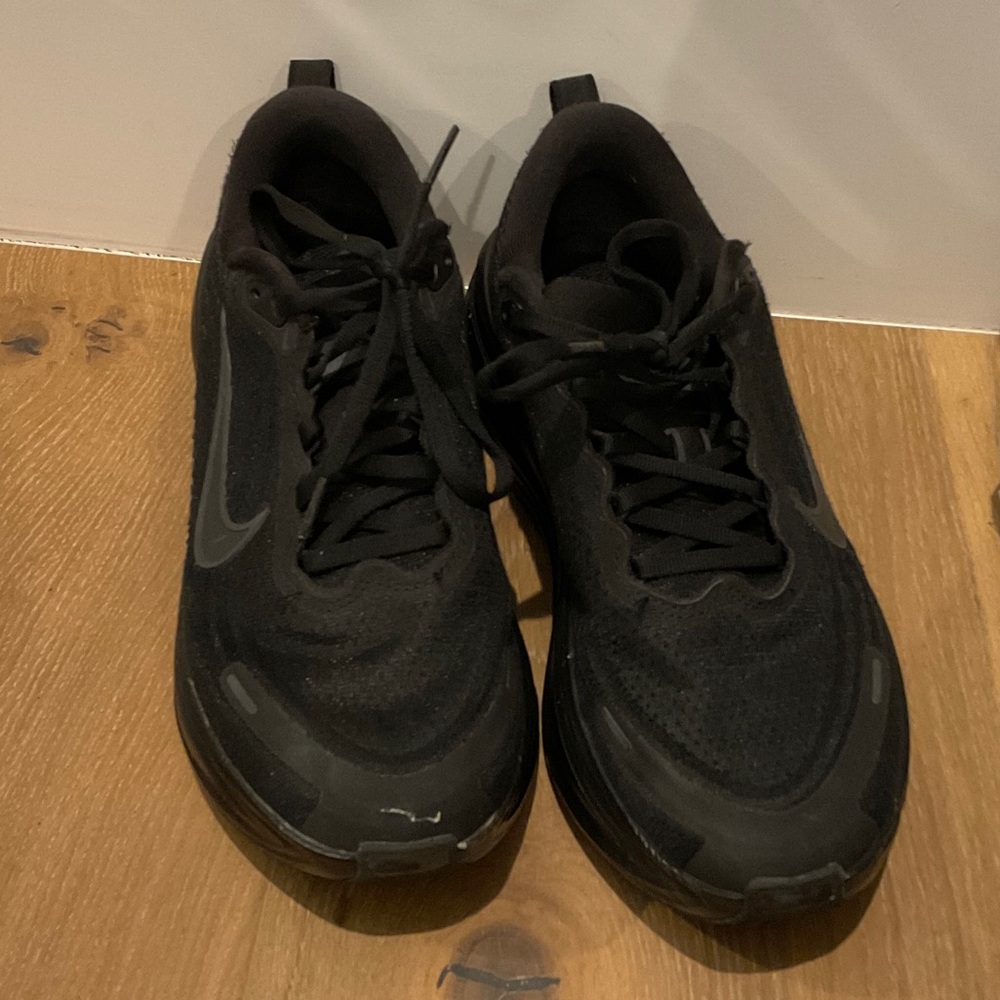 Nike Men’s Black Low-Top Sneakers